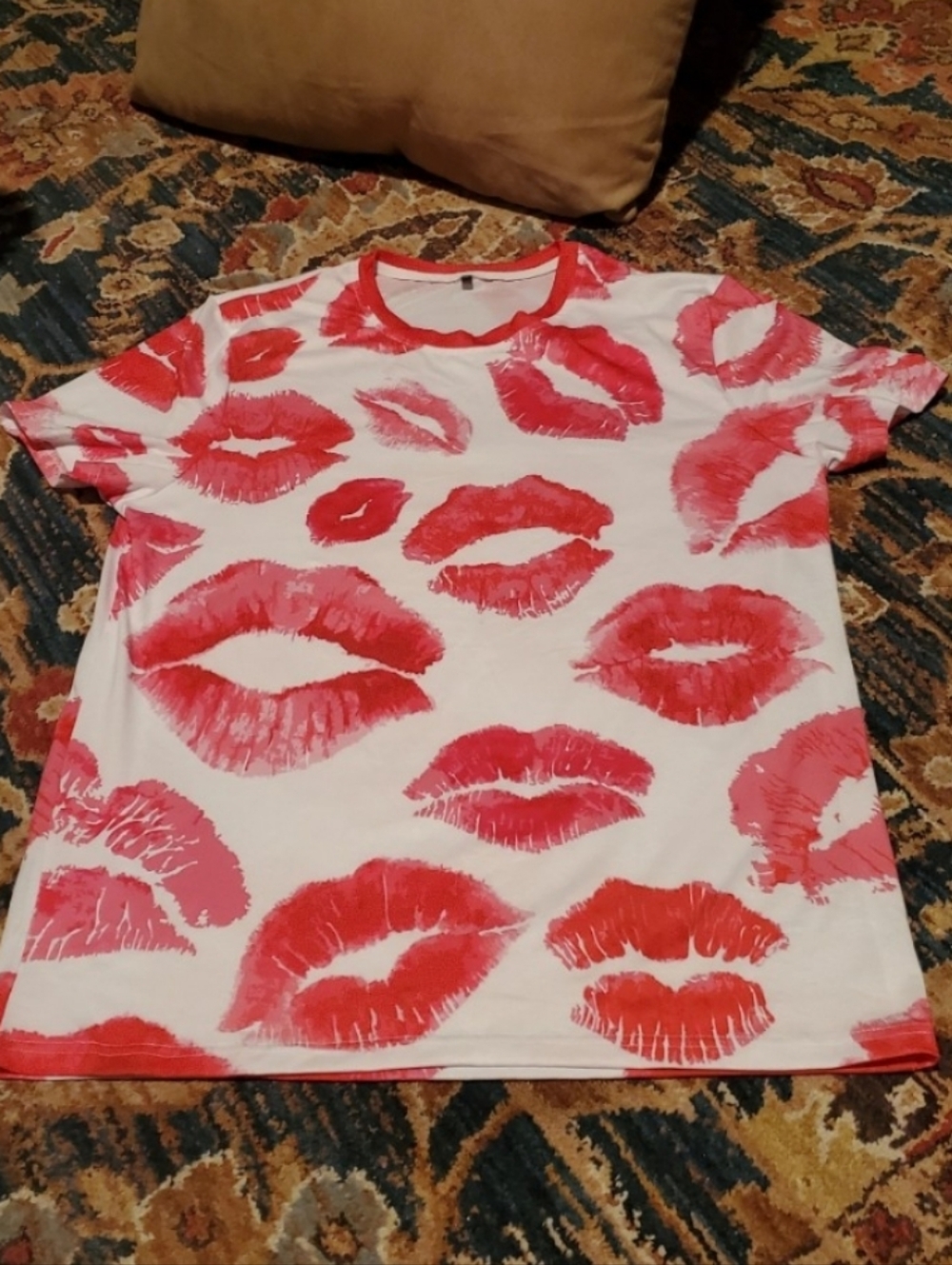T-Shirt with Red Lip Print~Unisex - Picture 3 of 8